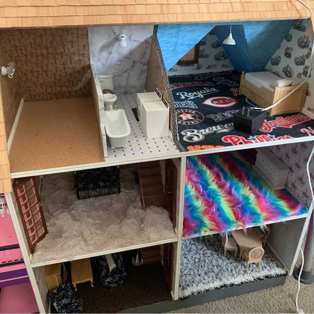 Néw doll house/model comes with - Picture 2 of 7